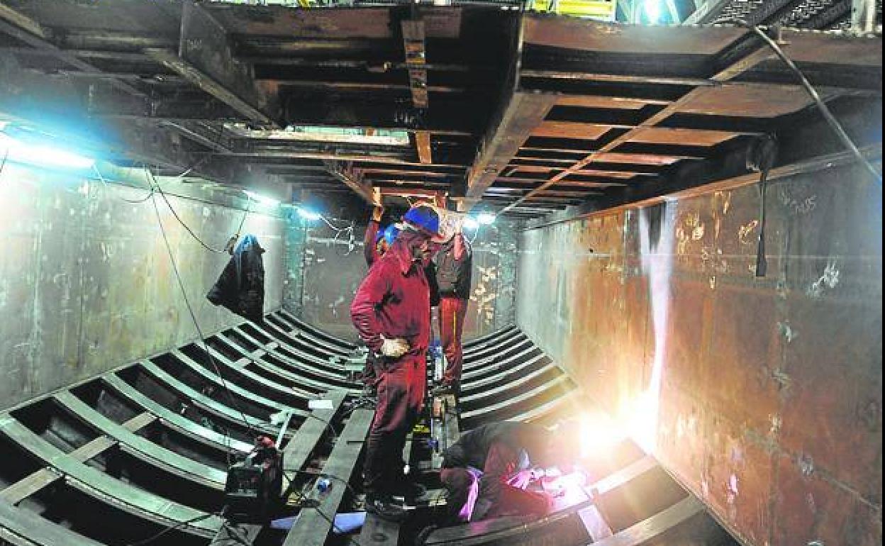 Imagen de archivo de trabajadores soldando en un submarino en construcción. 