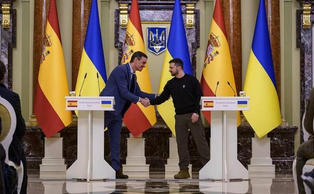 Sánchez with the Ukrainian president, Volodimir Zelenski, this Thursday in kyiv