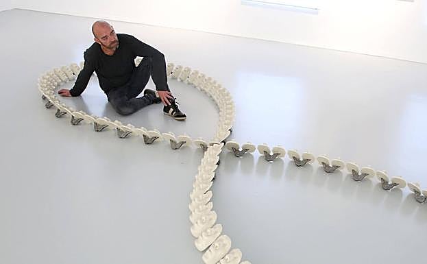 Imagen principal - Lidó Rico, en la instalación de la Cárcel Vieja. 