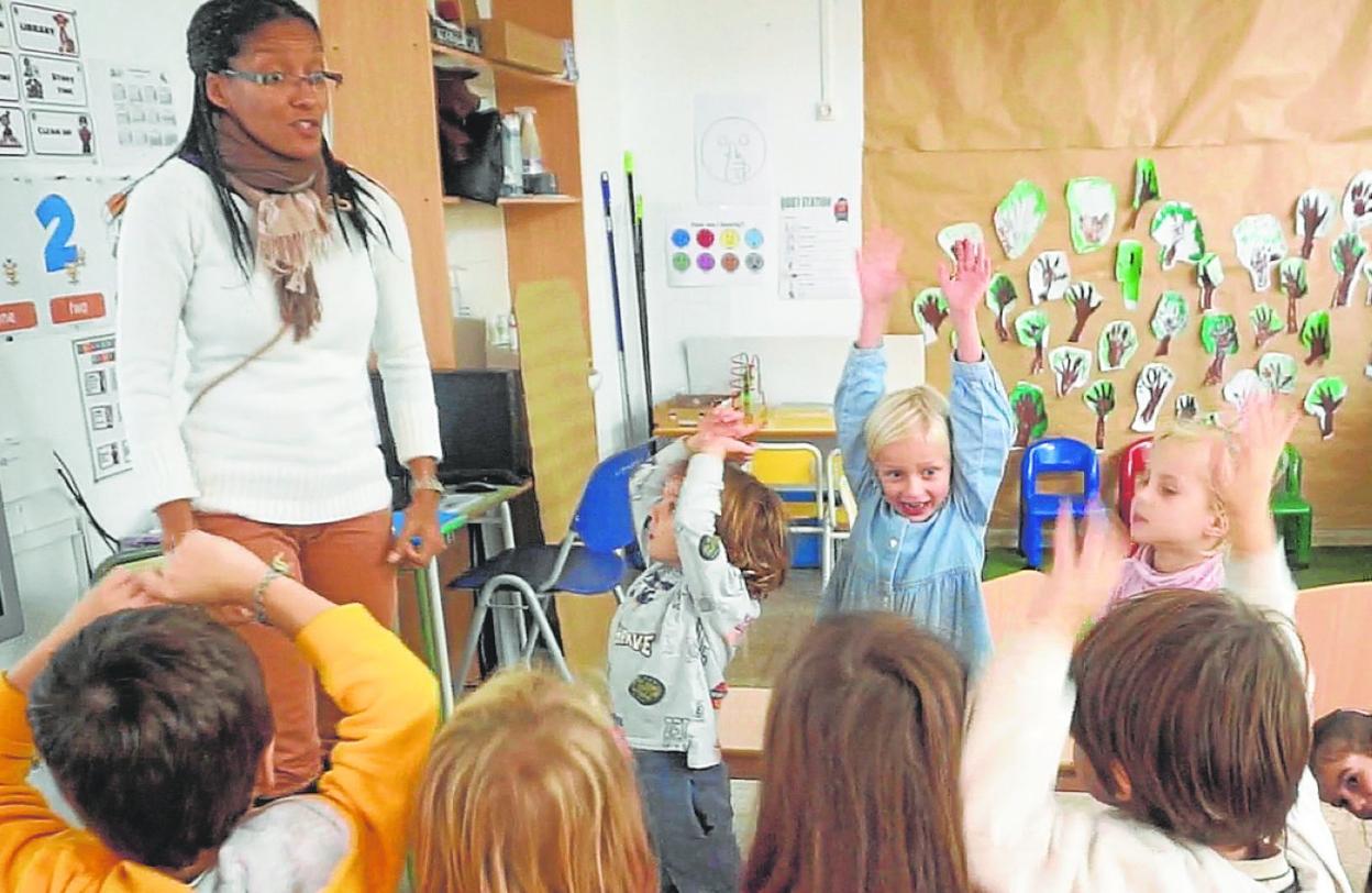 Vanessa Fremiot, profesora de Inglés en Infantil, comparte un juego con los niños y niñas del aula de 2 años. 
