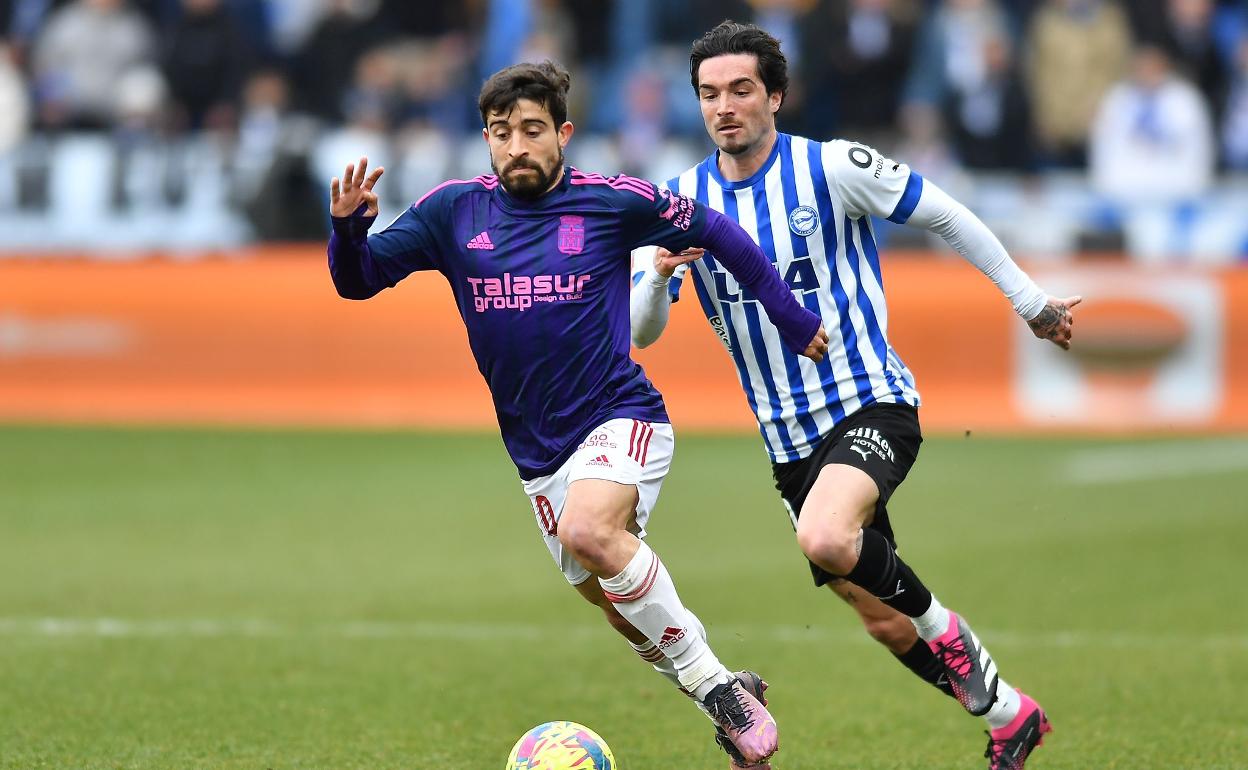 Jairo conduce el balón, este sábado contra el Alavés.