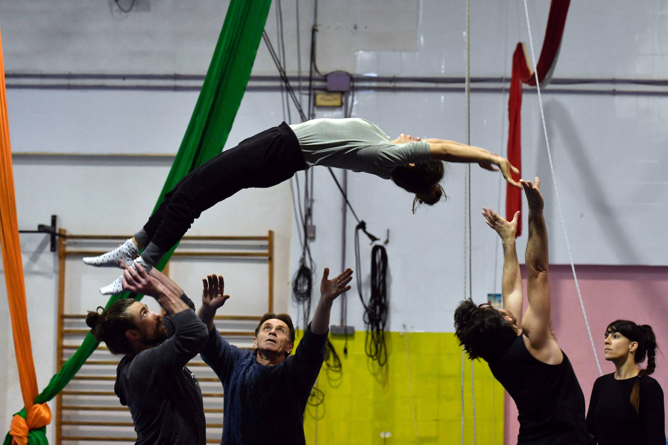 Los seis componentes de UpArte, ensayando uno de los números del espectáculo 'Desprovisto'. 