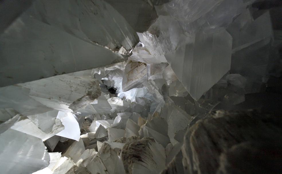 Tapiz de cristal. Agujero por el que se puede ver el interior de la geoda más grande del mundo (8x2x2m) con sus monumentales y transparentes cristales de yeso. En vídeo, visita a la geoda de Pulpí.