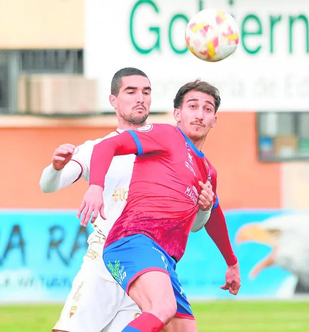 Iván Casado, from Real Murcia, struggles with a Calahorra player.