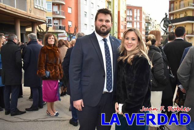 La Gala Festera abrió anoche de par la «prefiesta» de Caravaca. El Moro del Año, José Antonio González Alcázar; la Cristiana del Año, Miriam Castillo Soria; el Caballista del Año, Pedro Salcedo Rodríguez; y la Cofrade del Año, Fina Caro Martínez, recibieron sus respectivos galardones y la familia de José Emilio Martínez Martínez, recientemente fallecido, recibió el cariño de un público entregado que manifestó con su ovación el reconocimiento a una vida entregada para engrandecer la fiesta caravaqueña. La banda de música interpretó, en su honor, la marcha «Amigo Emilio», del compositor Ignacio Sánchez Navarro.