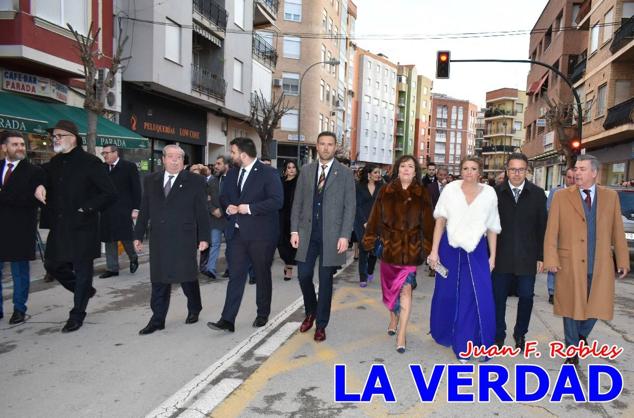 La Gala Festera abrió anoche de par la «prefiesta» de Caravaca. El Moro del Año, José Antonio González Alcázar; la Cristiana del Año, Miriam Castillo Soria; el Caballista del Año, Pedro Salcedo Rodríguez; y la Cofrade del Año, Fina Caro Martínez, recibieron sus respectivos galardones y la familia de José Emilio Martínez Martínez, recientemente fallecido, recibió el cariño de un público entregado que manifestó con su ovación el reconocimiento a una vida entregada para engrandecer la fiesta caravaqueña. La banda de música interpretó, en su honor, la marcha «Amigo Emilio», del compositor Ignacio Sánchez Navarro.
