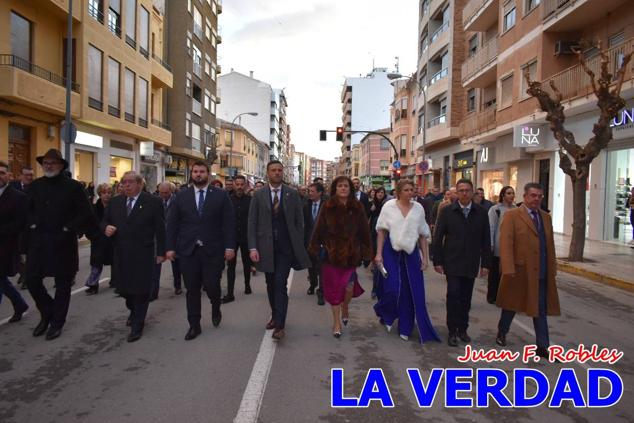 La Gala Festera abrió anoche de par la «prefiesta» de Caravaca. El Moro del Año, José Antonio González Alcázar; la Cristiana del Año, Miriam Castillo Soria; el Caballista del Año, Pedro Salcedo Rodríguez; y la Cofrade del Año, Fina Caro Martínez, recibieron sus respectivos galardones y la familia de José Emilio Martínez Martínez, recientemente fallecido, recibió el cariño de un público entregado que manifestó con su ovación el reconocimiento a una vida entregada para engrandecer la fiesta caravaqueña. La banda de música interpretó, en su honor, la marcha «Amigo Emilio», del compositor Ignacio Sánchez Navarro.