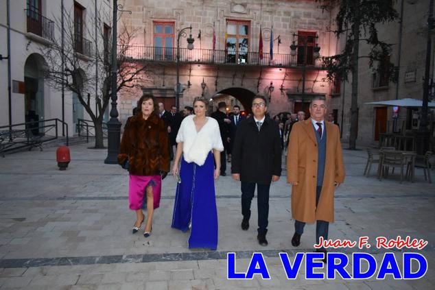La Gala Festera abrió anoche de par la «prefiesta» de Caravaca. El Moro del Año, José Antonio González Alcázar; la Cristiana del Año, Miriam Castillo Soria; el Caballista del Año, Pedro Salcedo Rodríguez; y la Cofrade del Año, Fina Caro Martínez, recibieron sus respectivos galardones y la familia de José Emilio Martínez Martínez, recientemente fallecido, recibió el cariño de un público entregado que manifestó con su ovación el reconocimiento a una vida entregada para engrandecer la fiesta caravaqueña. La banda de música interpretó, en su honor, la marcha «Amigo Emilio», del compositor Ignacio Sánchez Navarro.