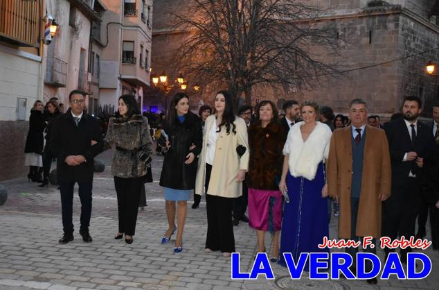La Gala Festera abrió anoche de par la «prefiesta» de Caravaca. El Moro del Año, José Antonio González Alcázar; la Cristiana del Año, Miriam Castillo Soria; el Caballista del Año, Pedro Salcedo Rodríguez; y la Cofrade del Año, Fina Caro Martínez, recibieron sus respectivos galardones y la familia de José Emilio Martínez Martínez, recientemente fallecido, recibió el cariño de un público entregado que manifestó con su ovación el reconocimiento a una vida entregada para engrandecer la fiesta caravaqueña. La banda de música interpretó, en su honor, la marcha «Amigo Emilio», del compositor Ignacio Sánchez Navarro.