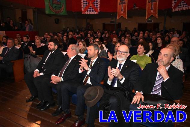 La Gala Festera abrió anoche de par la «prefiesta» de Caravaca. El Moro del Año, José Antonio González Alcázar; la Cristiana del Año, Miriam Castillo Soria; el Caballista del Año, Pedro Salcedo Rodríguez; y la Cofrade del Año, Fina Caro Martínez, recibieron sus respectivos galardones y la familia de José Emilio Martínez Martínez, recientemente fallecido, recibió el cariño de un público entregado que manifestó con su ovación el reconocimiento a una vida entregada para engrandecer la fiesta caravaqueña. La banda de música interpretó, en su honor, la marcha «Amigo Emilio», del compositor Ignacio Sánchez Navarro.