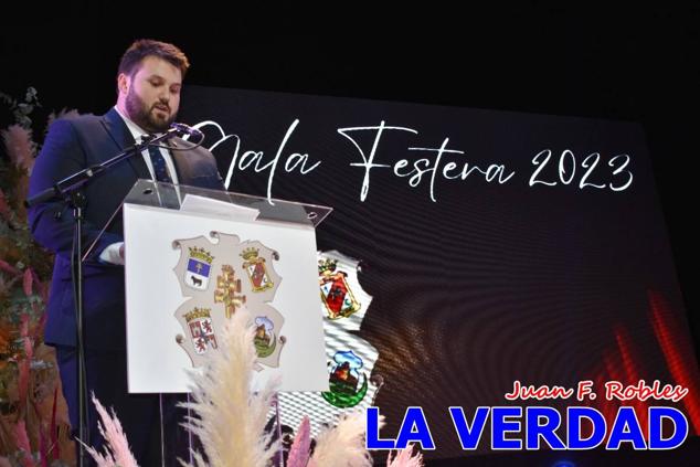 La Gala Festera abrió anoche de par la «prefiesta» de Caravaca. El Moro del Año, José Antonio González Alcázar; la Cristiana del Año, Miriam Castillo Soria; el Caballista del Año, Pedro Salcedo Rodríguez; y la Cofrade del Año, Fina Caro Martínez, recibieron sus respectivos galardones y la familia de José Emilio Martínez Martínez, recientemente fallecido, recibió el cariño de un público entregado que manifestó con su ovación el reconocimiento a una vida entregada para engrandecer la fiesta caravaqueña. La banda de música interpretó, en su honor, la marcha «Amigo Emilio», del compositor Ignacio Sánchez Navarro.