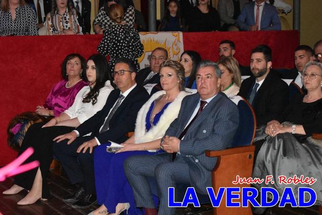 La Gala Festera abrió anoche de par la «prefiesta» de Caravaca. El Moro del Año, José Antonio González Alcázar; la Cristiana del Año, Miriam Castillo Soria; el Caballista del Año, Pedro Salcedo Rodríguez; y la Cofrade del Año, Fina Caro Martínez, recibieron sus respectivos galardones y la familia de José Emilio Martínez Martínez, recientemente fallecido, recibió el cariño de un público entregado que manifestó con su ovación el reconocimiento a una vida entregada para engrandecer la fiesta caravaqueña. La banda de música interpretó, en su honor, la marcha «Amigo Emilio», del compositor Ignacio Sánchez Navarro.