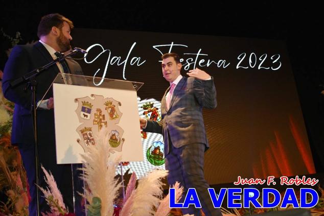 La Gala Festera abrió anoche de par la «prefiesta» de Caravaca. El Moro del Año, José Antonio González Alcázar; la Cristiana del Año, Miriam Castillo Soria; el Caballista del Año, Pedro Salcedo Rodríguez; y la Cofrade del Año, Fina Caro Martínez, recibieron sus respectivos galardones y la familia de José Emilio Martínez Martínez, recientemente fallecido, recibió el cariño de un público entregado que manifestó con su ovación el reconocimiento a una vida entregada para engrandecer la fiesta caravaqueña. La banda de música interpretó, en su honor, la marcha «Amigo Emilio», del compositor Ignacio Sánchez Navarro.