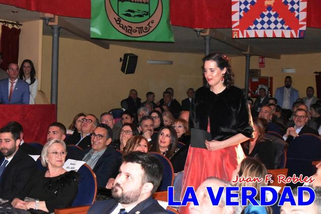 La Gala Festera abrió anoche de par la «prefiesta» de Caravaca. El Moro del Año, José Antonio González Alcázar; la Cristiana del Año, Miriam Castillo Soria; el Caballista del Año, Pedro Salcedo Rodríguez; y la Cofrade del Año, Fina Caro Martínez, recibieron sus respectivos galardones y la familia de José Emilio Martínez Martínez, recientemente fallecido, recibió el cariño de un público entregado que manifestó con su ovación el reconocimiento a una vida entregada para engrandecer la fiesta caravaqueña. La banda de música interpretó, en su honor, la marcha «Amigo Emilio», del compositor Ignacio Sánchez Navarro.