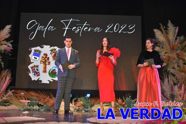 La Gala Festera abrió anoche de par la «prefiesta» de Caravaca. El Moro del Año, José Antonio González Alcázar; la Cristiana del Año, Miriam Castillo Soria; el Caballista del Año, Pedro Salcedo Rodríguez; y la Cofrade del Año, Fina Caro Martínez, recibieron sus respectivos galardones y la familia de José Emilio Martínez Martínez, recientemente fallecido, recibió el cariño de un público entregado que manifestó con su ovación el reconocimiento a una vida entregada para engrandecer la fiesta caravaqueña. La banda de música interpretó, en su honor, la marcha «Amigo Emilio», del compositor Ignacio Sánchez Navarro.