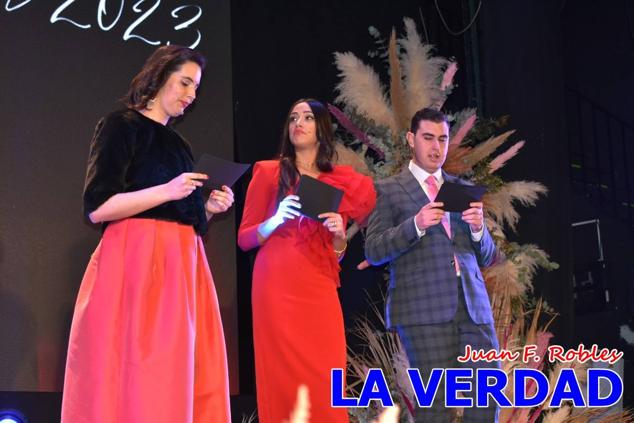 La Gala Festera abrió anoche de par la «prefiesta» de Caravaca. El Moro del Año, José Antonio González Alcázar; la Cristiana del Año, Miriam Castillo Soria; el Caballista del Año, Pedro Salcedo Rodríguez; y la Cofrade del Año, Fina Caro Martínez, recibieron sus respectivos galardones y la familia de José Emilio Martínez Martínez, recientemente fallecido, recibió el cariño de un público entregado que manifestó con su ovación el reconocimiento a una vida entregada para engrandecer la fiesta caravaqueña. La banda de música interpretó, en su honor, la marcha «Amigo Emilio», del compositor Ignacio Sánchez Navarro.