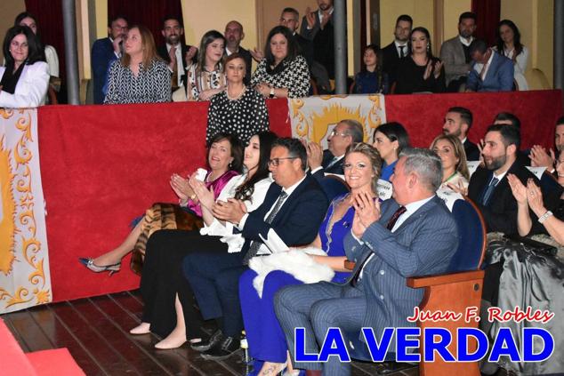 La Gala Festera abrió anoche de par la «prefiesta» de Caravaca. El Moro del Año, José Antonio González Alcázar; la Cristiana del Año, Miriam Castillo Soria; el Caballista del Año, Pedro Salcedo Rodríguez; y la Cofrade del Año, Fina Caro Martínez, recibieron sus respectivos galardones y la familia de José Emilio Martínez Martínez, recientemente fallecido, recibió el cariño de un público entregado que manifestó con su ovación el reconocimiento a una vida entregada para engrandecer la fiesta caravaqueña. La banda de música interpretó, en su honor, la marcha «Amigo Emilio», del compositor Ignacio Sánchez Navarro.