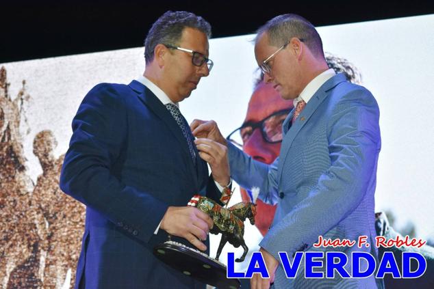 La Gala Festera abrió anoche de par la «prefiesta» de Caravaca. El Moro del Año, José Antonio González Alcázar; la Cristiana del Año, Miriam Castillo Soria; el Caballista del Año, Pedro Salcedo Rodríguez; y la Cofrade del Año, Fina Caro Martínez, recibieron sus respectivos galardones y la familia de José Emilio Martínez Martínez, recientemente fallecido, recibió el cariño de un público entregado que manifestó con su ovación el reconocimiento a una vida entregada para engrandecer la fiesta caravaqueña. La banda de música interpretó, en su honor, la marcha «Amigo Emilio», del compositor Ignacio Sánchez Navarro.