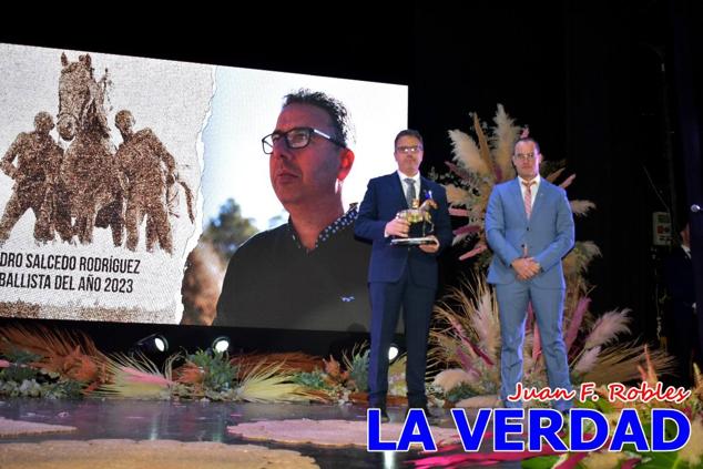 La Gala Festera abrió anoche de par la «prefiesta» de Caravaca. El Moro del Año, José Antonio González Alcázar; la Cristiana del Año, Miriam Castillo Soria; el Caballista del Año, Pedro Salcedo Rodríguez; y la Cofrade del Año, Fina Caro Martínez, recibieron sus respectivos galardones y la familia de José Emilio Martínez Martínez, recientemente fallecido, recibió el cariño de un público entregado que manifestó con su ovación el reconocimiento a una vida entregada para engrandecer la fiesta caravaqueña. La banda de música interpretó, en su honor, la marcha «Amigo Emilio», del compositor Ignacio Sánchez Navarro.
