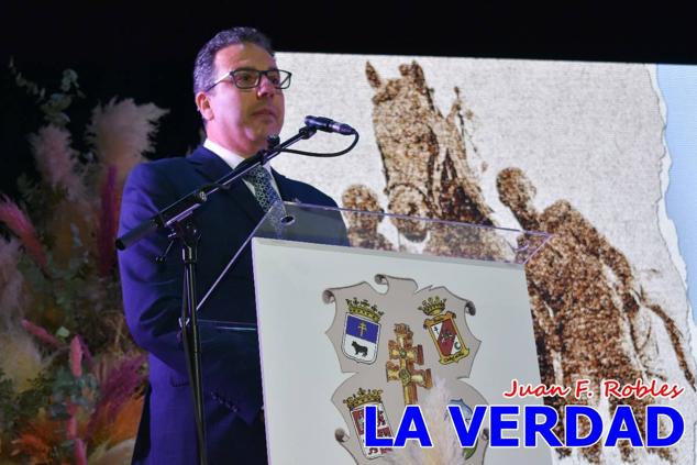 La Gala Festera abrió anoche de par la «prefiesta» de Caravaca. El Moro del Año, José Antonio González Alcázar; la Cristiana del Año, Miriam Castillo Soria; el Caballista del Año, Pedro Salcedo Rodríguez; y la Cofrade del Año, Fina Caro Martínez, recibieron sus respectivos galardones y la familia de José Emilio Martínez Martínez, recientemente fallecido, recibió el cariño de un público entregado que manifestó con su ovación el reconocimiento a una vida entregada para engrandecer la fiesta caravaqueña. La banda de música interpretó, en su honor, la marcha «Amigo Emilio», del compositor Ignacio Sánchez Navarro.
