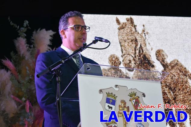 La Gala Festera abrió anoche de par la «prefiesta» de Caravaca. El Moro del Año, José Antonio González Alcázar; la Cristiana del Año, Miriam Castillo Soria; el Caballista del Año, Pedro Salcedo Rodríguez; y la Cofrade del Año, Fina Caro Martínez, recibieron sus respectivos galardones y la familia de José Emilio Martínez Martínez, recientemente fallecido, recibió el cariño de un público entregado que manifestó con su ovación el reconocimiento a una vida entregada para engrandecer la fiesta caravaqueña. La banda de música interpretó, en su honor, la marcha «Amigo Emilio», del compositor Ignacio Sánchez Navarro.