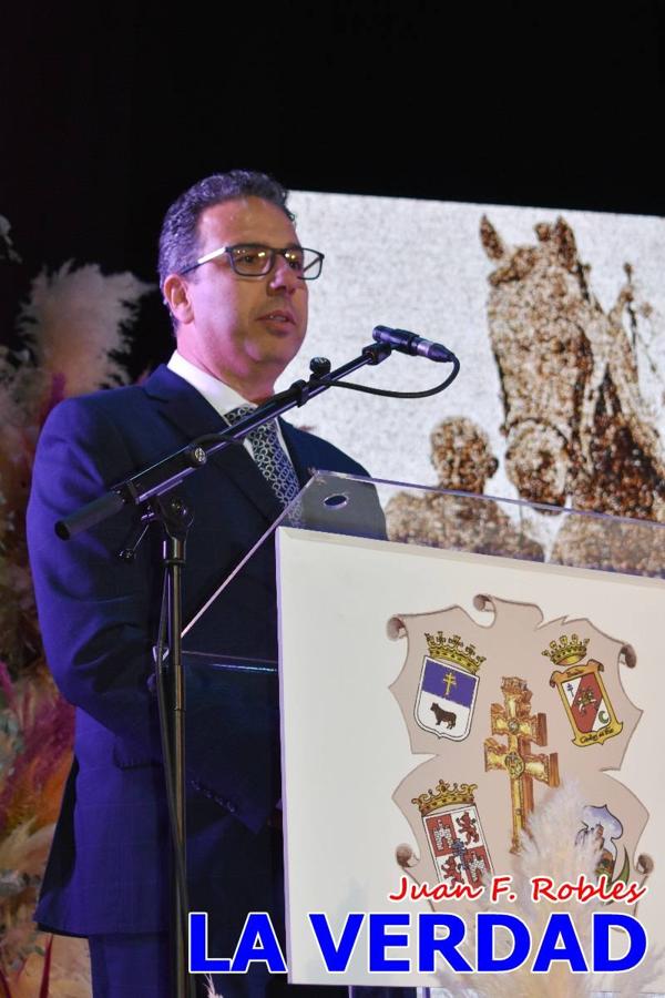 La Gala Festera abrió anoche de par la «prefiesta» de Caravaca. El Moro del Año, José Antonio González Alcázar; la Cristiana del Año, Miriam Castillo Soria; el Caballista del Año, Pedro Salcedo Rodríguez; y la Cofrade del Año, Fina Caro Martínez, recibieron sus respectivos galardones y la familia de José Emilio Martínez Martínez, recientemente fallecido, recibió el cariño de un público entregado que manifestó con su ovación el reconocimiento a una vida entregada para engrandecer la fiesta caravaqueña. La banda de música interpretó, en su honor, la marcha «Amigo Emilio», del compositor Ignacio Sánchez Navarro.