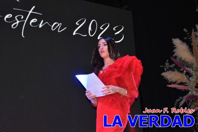 La Gala Festera abrió anoche de par la «prefiesta» de Caravaca. El Moro del Año, José Antonio González Alcázar; la Cristiana del Año, Miriam Castillo Soria; el Caballista del Año, Pedro Salcedo Rodríguez; y la Cofrade del Año, Fina Caro Martínez, recibieron sus respectivos galardones y la familia de José Emilio Martínez Martínez, recientemente fallecido, recibió el cariño de un público entregado que manifestó con su ovación el reconocimiento a una vida entregada para engrandecer la fiesta caravaqueña. La banda de música interpretó, en su honor, la marcha «Amigo Emilio», del compositor Ignacio Sánchez Navarro.