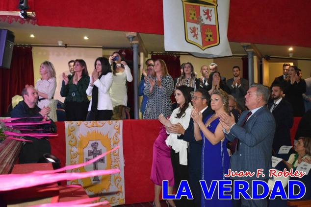 La Gala Festera abrió anoche de par la «prefiesta» de Caravaca. El Moro del Año, José Antonio González Alcázar; la Cristiana del Año, Miriam Castillo Soria; el Caballista del Año, Pedro Salcedo Rodríguez; y la Cofrade del Año, Fina Caro Martínez, recibieron sus respectivos galardones y la familia de José Emilio Martínez Martínez, recientemente fallecido, recibió el cariño de un público entregado que manifestó con su ovación el reconocimiento a una vida entregada para engrandecer la fiesta caravaqueña. La banda de música interpretó, en su honor, la marcha «Amigo Emilio», del compositor Ignacio Sánchez Navarro.