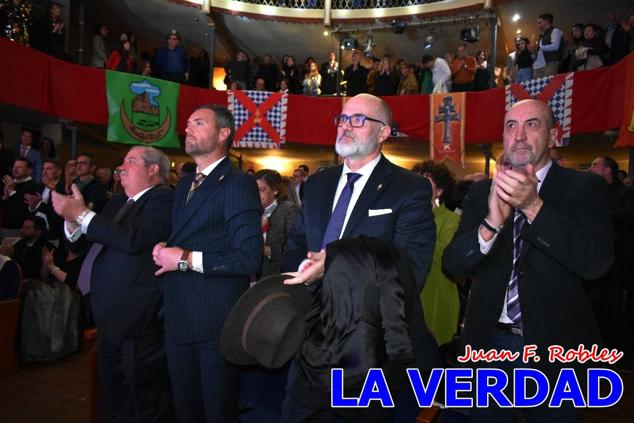 La Gala Festera abrió anoche de par la «prefiesta» de Caravaca. El Moro del Año, José Antonio González Alcázar; la Cristiana del Año, Miriam Castillo Soria; el Caballista del Año, Pedro Salcedo Rodríguez; y la Cofrade del Año, Fina Caro Martínez, recibieron sus respectivos galardones y la familia de José Emilio Martínez Martínez, recientemente fallecido, recibió el cariño de un público entregado que manifestó con su ovación el reconocimiento a una vida entregada para engrandecer la fiesta caravaqueña. La banda de música interpretó, en su honor, la marcha «Amigo Emilio», del compositor Ignacio Sánchez Navarro.
