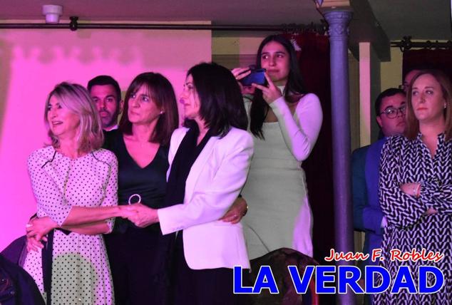 La Gala Festera abrió anoche de par la «prefiesta» de Caravaca. El Moro del Año, José Antonio González Alcázar; la Cristiana del Año, Miriam Castillo Soria; el Caballista del Año, Pedro Salcedo Rodríguez; y la Cofrade del Año, Fina Caro Martínez, recibieron sus respectivos galardones y la familia de José Emilio Martínez Martínez, recientemente fallecido, recibió el cariño de un público entregado que manifestó con su ovación el reconocimiento a una vida entregada para engrandecer la fiesta caravaqueña. La banda de música interpretó, en su honor, la marcha «Amigo Emilio», del compositor Ignacio Sánchez Navarro.