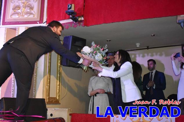 La Gala Festera abrió anoche de par la «prefiesta» de Caravaca. El Moro del Año, José Antonio González Alcázar; la Cristiana del Año, Miriam Castillo Soria; el Caballista del Año, Pedro Salcedo Rodríguez; y la Cofrade del Año, Fina Caro Martínez, recibieron sus respectivos galardones y la familia de José Emilio Martínez Martínez, recientemente fallecido, recibió el cariño de un público entregado que manifestó con su ovación el reconocimiento a una vida entregada para engrandecer la fiesta caravaqueña. La banda de música interpretó, en su honor, la marcha «Amigo Emilio», del compositor Ignacio Sánchez Navarro.