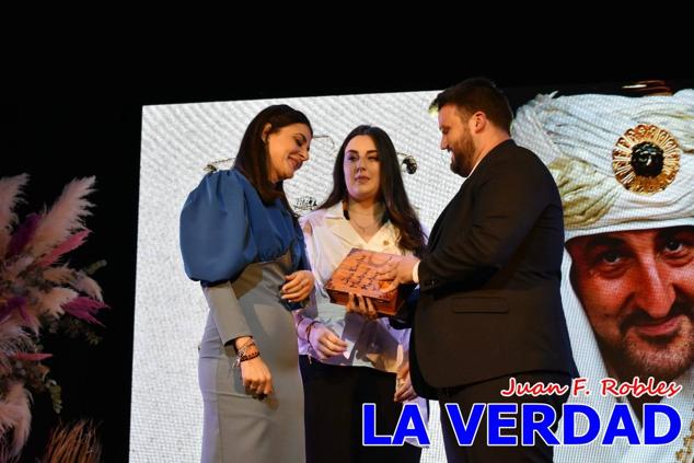 La Gala Festera abrió anoche de par la «prefiesta» de Caravaca. El Moro del Año, José Antonio González Alcázar; la Cristiana del Año, Miriam Castillo Soria; el Caballista del Año, Pedro Salcedo Rodríguez; y la Cofrade del Año, Fina Caro Martínez, recibieron sus respectivos galardones y la familia de José Emilio Martínez Martínez, recientemente fallecido, recibió el cariño de un público entregado que manifestó con su ovación el reconocimiento a una vida entregada para engrandecer la fiesta caravaqueña. La banda de música interpretó, en su honor, la marcha «Amigo Emilio», del compositor Ignacio Sánchez Navarro.