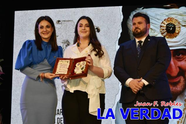 La Gala Festera abrió anoche de par la «prefiesta» de Caravaca. El Moro del Año, José Antonio González Alcázar; la Cristiana del Año, Miriam Castillo Soria; el Caballista del Año, Pedro Salcedo Rodríguez; y la Cofrade del Año, Fina Caro Martínez, recibieron sus respectivos galardones y la familia de José Emilio Martínez Martínez, recientemente fallecido, recibió el cariño de un público entregado que manifestó con su ovación el reconocimiento a una vida entregada para engrandecer la fiesta caravaqueña. La banda de música interpretó, en su honor, la marcha «Amigo Emilio», del compositor Ignacio Sánchez Navarro.