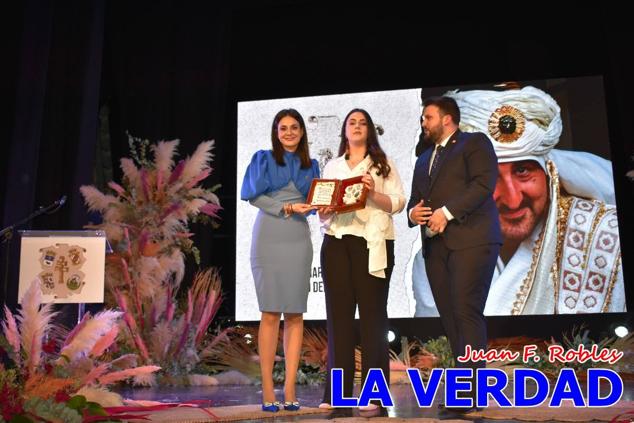 La Gala Festera abrió anoche de par la «prefiesta» de Caravaca. El Moro del Año, José Antonio González Alcázar; la Cristiana del Año, Miriam Castillo Soria; el Caballista del Año, Pedro Salcedo Rodríguez; y la Cofrade del Año, Fina Caro Martínez, recibieron sus respectivos galardones y la familia de José Emilio Martínez Martínez, recientemente fallecido, recibió el cariño de un público entregado que manifestó con su ovación el reconocimiento a una vida entregada para engrandecer la fiesta caravaqueña. La banda de música interpretó, en su honor, la marcha «Amigo Emilio», del compositor Ignacio Sánchez Navarro.