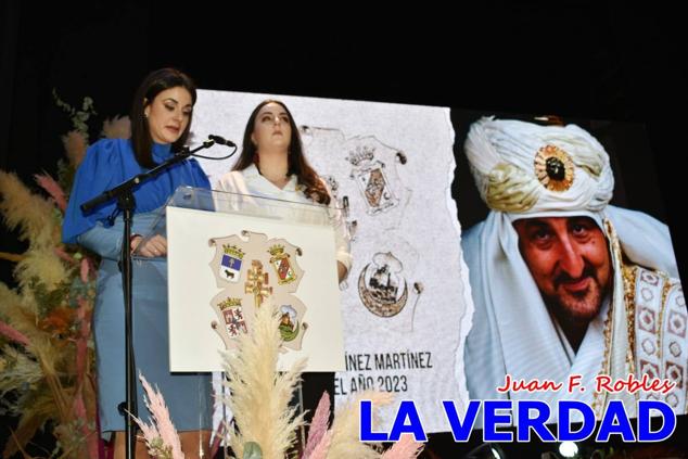 La Gala Festera abrió anoche de par la «prefiesta» de Caravaca. El Moro del Año, José Antonio González Alcázar; la Cristiana del Año, Miriam Castillo Soria; el Caballista del Año, Pedro Salcedo Rodríguez; y la Cofrade del Año, Fina Caro Martínez, recibieron sus respectivos galardones y la familia de José Emilio Martínez Martínez, recientemente fallecido, recibió el cariño de un público entregado que manifestó con su ovación el reconocimiento a una vida entregada para engrandecer la fiesta caravaqueña. La banda de música interpretó, en su honor, la marcha «Amigo Emilio», del compositor Ignacio Sánchez Navarro.