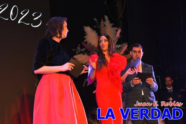 La Gala Festera abrió anoche de par la «prefiesta» de Caravaca. El Moro del Año, José Antonio González Alcázar; la Cristiana del Año, Miriam Castillo Soria; el Caballista del Año, Pedro Salcedo Rodríguez; y la Cofrade del Año, Fina Caro Martínez, recibieron sus respectivos galardones y la familia de José Emilio Martínez Martínez, recientemente fallecido, recibió el cariño de un público entregado que manifestó con su ovación el reconocimiento a una vida entregada para engrandecer la fiesta caravaqueña. La banda de música interpretó, en su honor, la marcha «Amigo Emilio», del compositor Ignacio Sánchez Navarro.
