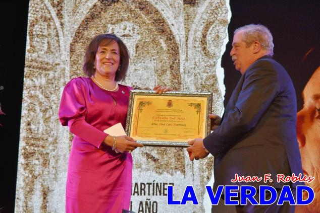 La Gala Festera abrió anoche de par la «prefiesta» de Caravaca. El Moro del Año, José Antonio González Alcázar; la Cristiana del Año, Miriam Castillo Soria; el Caballista del Año, Pedro Salcedo Rodríguez; y la Cofrade del Año, Fina Caro Martínez, recibieron sus respectivos galardones y la familia de José Emilio Martínez Martínez, recientemente fallecido, recibió el cariño de un público entregado que manifestó con su ovación el reconocimiento a una vida entregada para engrandecer la fiesta caravaqueña. La banda de música interpretó, en su honor, la marcha «Amigo Emilio», del compositor Ignacio Sánchez Navarro.