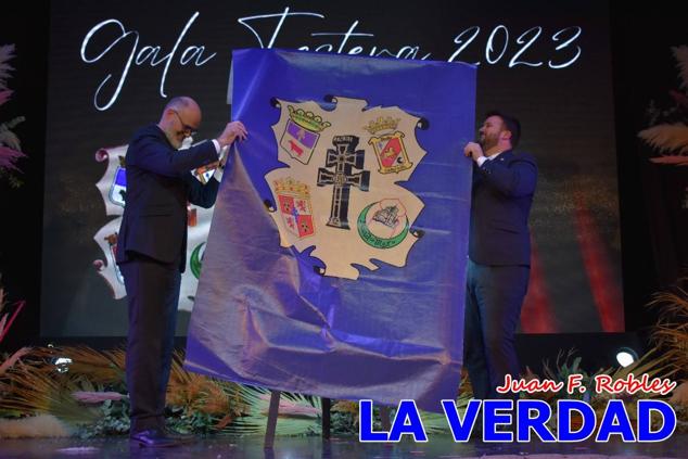 La Gala Festera abrió anoche de par la «prefiesta» de Caravaca. El Moro del Año, José Antonio González Alcázar; la Cristiana del Año, Miriam Castillo Soria; el Caballista del Año, Pedro Salcedo Rodríguez; y la Cofrade del Año, Fina Caro Martínez, recibieron sus respectivos galardones y la familia de José Emilio Martínez Martínez, recientemente fallecido, recibió el cariño de un público entregado que manifestó con su ovación el reconocimiento a una vida entregada para engrandecer la fiesta caravaqueña. La banda de música interpretó, en su honor, la marcha «Amigo Emilio», del compositor Ignacio Sánchez Navarro.