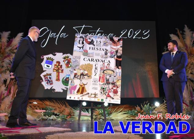 La Gala Festera abrió anoche de par la «prefiesta» de Caravaca. El Moro del Año, José Antonio González Alcázar; la Cristiana del Año, Miriam Castillo Soria; el Caballista del Año, Pedro Salcedo Rodríguez; y la Cofrade del Año, Fina Caro Martínez, recibieron sus respectivos galardones y la familia de José Emilio Martínez Martínez, recientemente fallecido, recibió el cariño de un público entregado que manifestó con su ovación el reconocimiento a una vida entregada para engrandecer la fiesta caravaqueña. La banda de música interpretó, en su honor, la marcha «Amigo Emilio», del compositor Ignacio Sánchez Navarro.