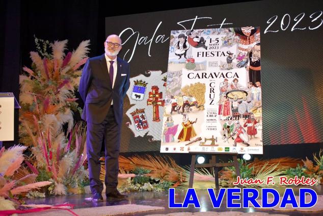 La Gala Festera abrió anoche de par la «prefiesta» de Caravaca. El Moro del Año, José Antonio González Alcázar; la Cristiana del Año, Miriam Castillo Soria; el Caballista del Año, Pedro Salcedo Rodríguez; y la Cofrade del Año, Fina Caro Martínez, recibieron sus respectivos galardones y la familia de José Emilio Martínez Martínez, recientemente fallecido, recibió el cariño de un público entregado que manifestó con su ovación el reconocimiento a una vida entregada para engrandecer la fiesta caravaqueña. La banda de música interpretó, en su honor, la marcha «Amigo Emilio», del compositor Ignacio Sánchez Navarro.