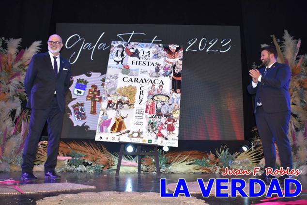 La Gala Festera abrió anoche de par la «prefiesta» de Caravaca. El Moro del Año, José Antonio González Alcázar; la Cristiana del Año, Miriam Castillo Soria; el Caballista del Año, Pedro Salcedo Rodríguez; y la Cofrade del Año, Fina Caro Martínez, recibieron sus respectivos galardones y la familia de José Emilio Martínez Martínez, recientemente fallecido, recibió el cariño de un público entregado que manifestó con su ovación el reconocimiento a una vida entregada para engrandecer la fiesta caravaqueña. La banda de música interpretó, en su honor, la marcha «Amigo Emilio», del compositor Ignacio Sánchez Navarro.