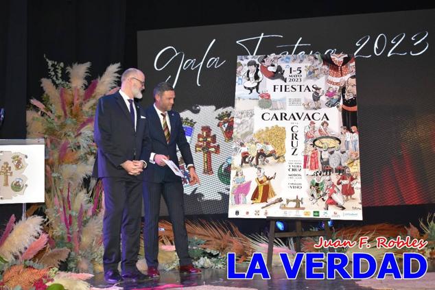 La Gala Festera abrió anoche de par la «prefiesta» de Caravaca. El Moro del Año, José Antonio González Alcázar; la Cristiana del Año, Miriam Castillo Soria; el Caballista del Año, Pedro Salcedo Rodríguez; y la Cofrade del Año, Fina Caro Martínez, recibieron sus respectivos galardones y la familia de José Emilio Martínez Martínez, recientemente fallecido, recibió el cariño de un público entregado que manifestó con su ovación el reconocimiento a una vida entregada para engrandecer la fiesta caravaqueña. La banda de música interpretó, en su honor, la marcha «Amigo Emilio», del compositor Ignacio Sánchez Navarro.