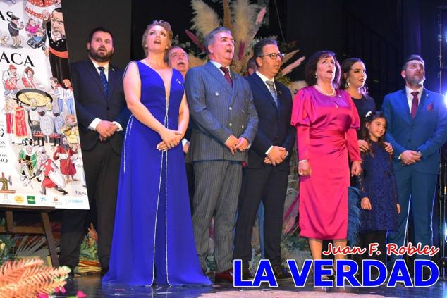 La Gala Festera abrió anoche de par la «prefiesta» de Caravaca. El Moro del Año, José Antonio González Alcázar; la Cristiana del Año, Miriam Castillo Soria; el Caballista del Año, Pedro Salcedo Rodríguez; y la Cofrade del Año, Fina Caro Martínez, recibieron sus respectivos galardones y la familia de José Emilio Martínez Martínez, recientemente fallecido, recibió el cariño de un público entregado que manifestó con su ovación el reconocimiento a una vida entregada para engrandecer la fiesta caravaqueña. La banda de música interpretó, en su honor, la marcha «Amigo Emilio», del compositor Ignacio Sánchez Navarro.
