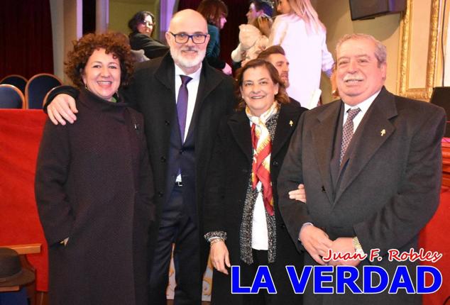 La Gala Festera abrió anoche de par la «prefiesta» de Caravaca. El Moro del Año, José Antonio González Alcázar; la Cristiana del Año, Miriam Castillo Soria; el Caballista del Año, Pedro Salcedo Rodríguez; y la Cofrade del Año, Fina Caro Martínez, recibieron sus respectivos galardones y la familia de José Emilio Martínez Martínez, recientemente fallecido, recibió el cariño de un público entregado que manifestó con su ovación el reconocimiento a una vida entregada para engrandecer la fiesta caravaqueña. La banda de música interpretó, en su honor, la marcha «Amigo Emilio», del compositor Ignacio Sánchez Navarro.