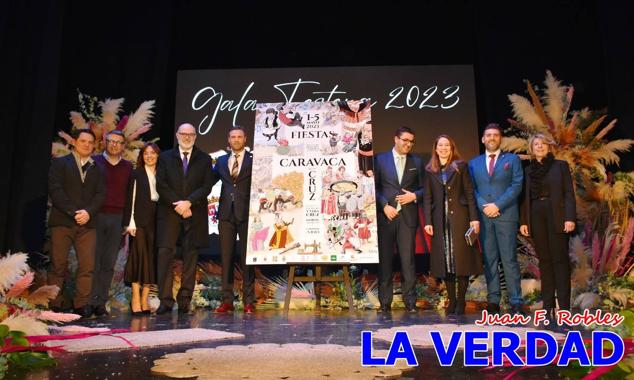 La Gala Festera abrió anoche de par la «prefiesta» de Caravaca. El Moro del Año, José Antonio González Alcázar; la Cristiana del Año, Miriam Castillo Soria; el Caballista del Año, Pedro Salcedo Rodríguez; y la Cofrade del Año, Fina Caro Martínez, recibieron sus respectivos galardones y la familia de José Emilio Martínez Martínez, recientemente fallecido, recibió el cariño de un público entregado que manifestó con su ovación el reconocimiento a una vida entregada para engrandecer la fiesta caravaqueña. La banda de música interpretó, en su honor, la marcha «Amigo Emilio», del compositor Ignacio Sánchez Navarro.