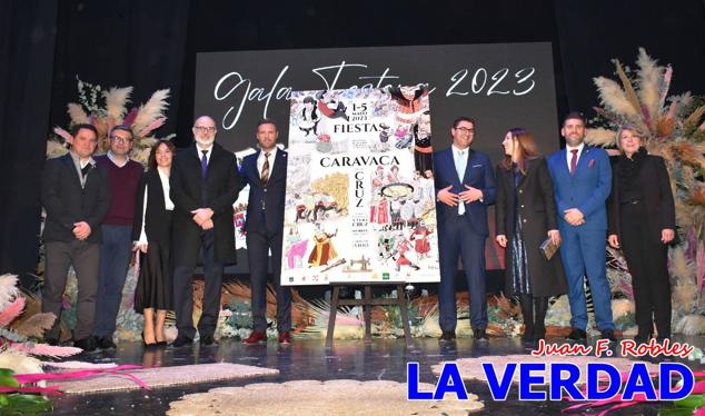 La Gala Festera abrió anoche de par la «prefiesta» de Caravaca. El Moro del Año, José Antonio González Alcázar; la Cristiana del Año, Miriam Castillo Soria; el Caballista del Año, Pedro Salcedo Rodríguez; y la Cofrade del Año, Fina Caro Martínez, recibieron sus respectivos galardones y la familia de José Emilio Martínez Martínez, recientemente fallecido, recibió el cariño de un público entregado que manifestó con su ovación el reconocimiento a una vida entregada para engrandecer la fiesta caravaqueña. La banda de música interpretó, en su honor, la marcha «Amigo Emilio», del compositor Ignacio Sánchez Navarro.