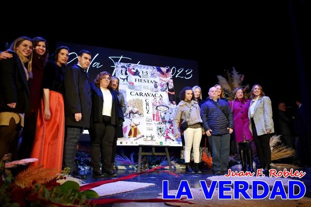 La Gala Festera abrió anoche de par la «prefiesta» de Caravaca. El Moro del Año, José Antonio González Alcázar; la Cristiana del Año, Miriam Castillo Soria; el Caballista del Año, Pedro Salcedo Rodríguez; y la Cofrade del Año, Fina Caro Martínez, recibieron sus respectivos galardones y la familia de José Emilio Martínez Martínez, recientemente fallecido, recibió el cariño de un público entregado que manifestó con su ovación el reconocimiento a una vida entregada para engrandecer la fiesta caravaqueña. La banda de música interpretó, en su honor, la marcha «Amigo Emilio», del compositor Ignacio Sánchez Navarro.