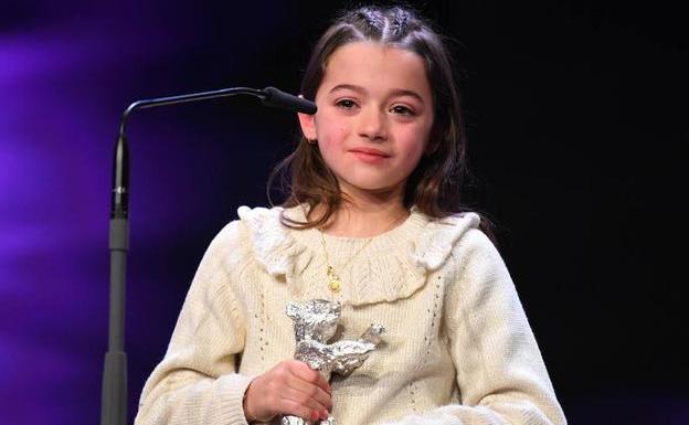 Sofia Otero collects the Berlinale Silver Bear.