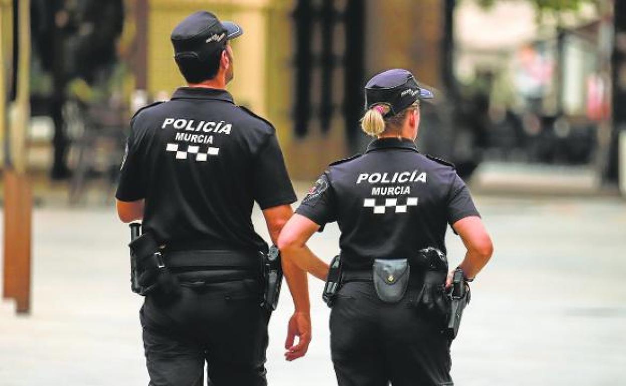 Dos agentes de la Policía Local patrullando por el centro de Murcia.