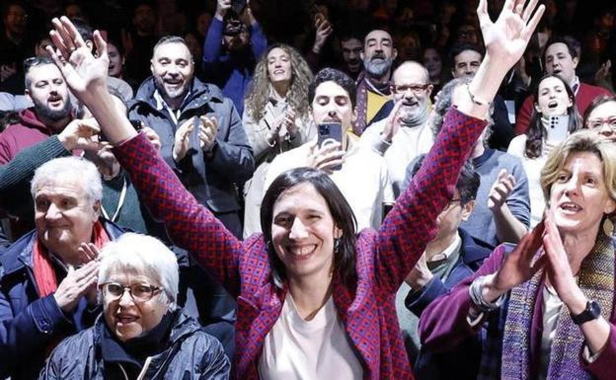 Elly Schlein, con los brazos en alto, celebra su victoria en las primarias del Partido Democrático italiano.